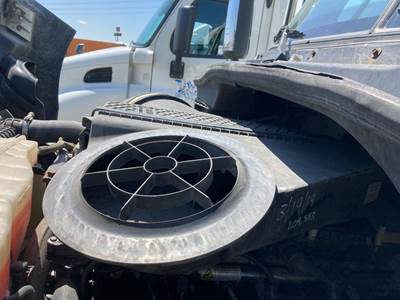 Freightliner Cascadia Air Cleaner / Air Filter Housing