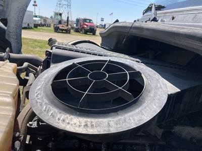 Freightliner Cascadia Air Cleaner / Air Filter Housing