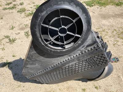 Freightliner Cascadia Air Cleaner / Air Filter Housing