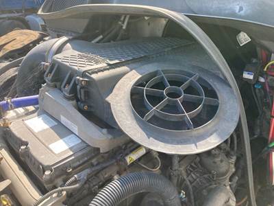 Freightliner Cascadia Air Cleaner / Air Filter Housing