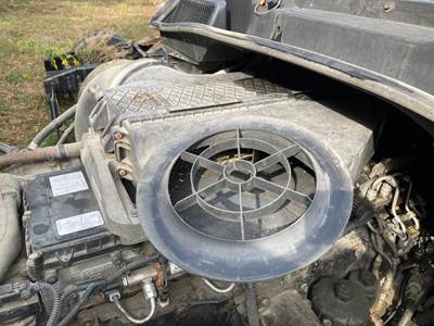 Freightliner Cascadia Air Cleaner / Air Filter Housing