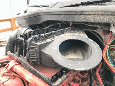 Freightliner Cascadia Air Cleaner / Air Filter Housing