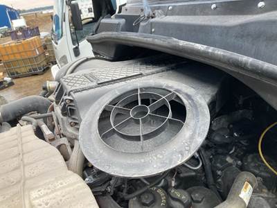 Freightliner Cascadia Air Cleaner / Air Filter Housing