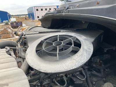 Freightliner Cascadia Air Cleaner / Air Filter Housing