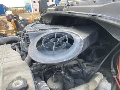 Freightliner Cascadia Air Cleaner / Air Filter Housing