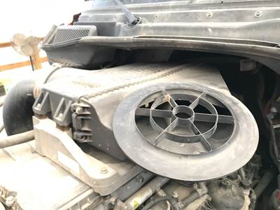 Freightliner Cascadia Air Cleaner / Air Filter Housing