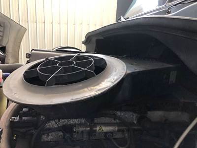 Freightliner Cascadia Air Cleaner / Air Filter Housing