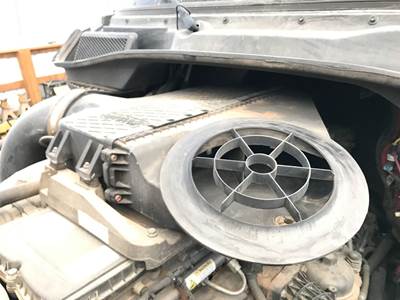 Freightliner Cascadia Air Cleaner / Air Filter Housing