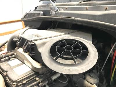 Freightliner Cascadia Air Cleaner / Air Filter Housing