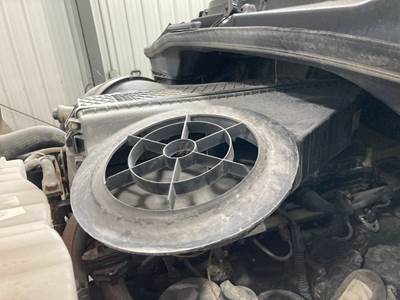 Freightliner Cascadia Air Cleaner / Air Filter Housing