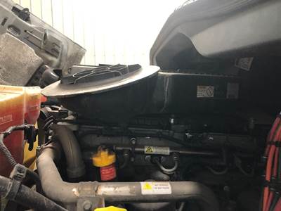 Freightliner Cascadia Air Cleaner / Air Filter Housing