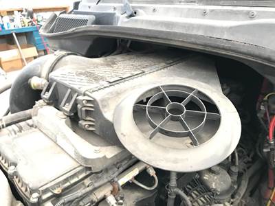 Freightliner Cascadia Air Cleaner / Air Filter Housing