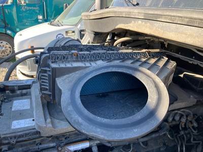 Freightliner Cascadia Air Cleaner / Air Filter Housing