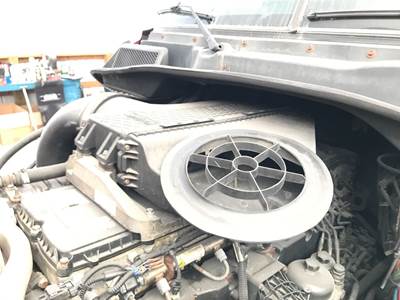 Freightliner Cascadia Air Cleaner / Air Filter Housing