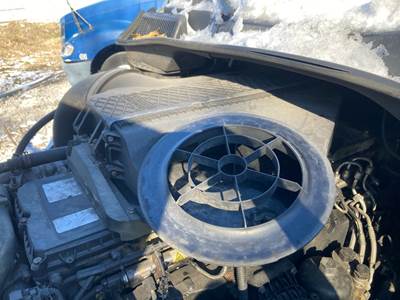 Freightliner Cascadia Air Cleaner / Air Filter Housing