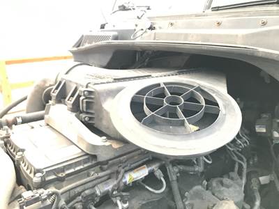 Freightliner Cascadia Air Cleaner / Air Filter Housing