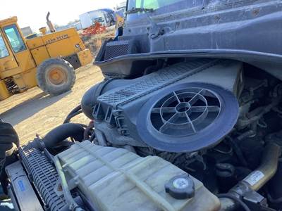 Freightliner Cascadia Air Cleaner / Air Filter Housing