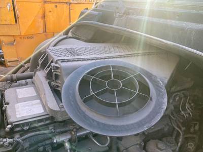 Freightliner Cascadia Air Cleaner / Air Filter Housing