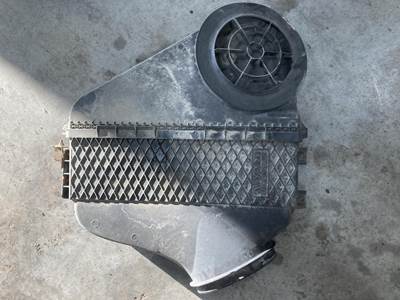 Freightliner Cascadia Air Cleaner / Air Filter Housing
