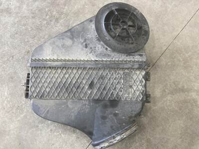 Freightliner Cascadia Air Cleaner / Air Filter Housing