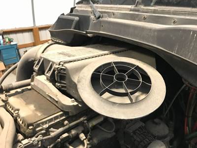 Freightliner Cascadia Air Cleaner / Air Filter Housing