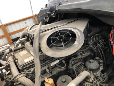 Freightliner Cascadia Air Cleaner / Air Filter Housing