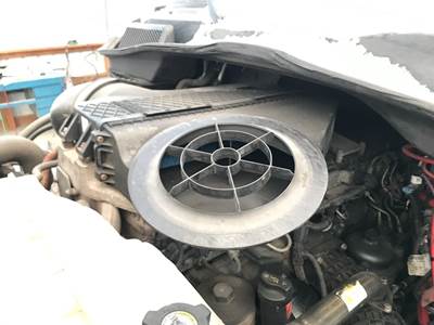 Freightliner Cascadia Air Cleaner / Air Filter Housing