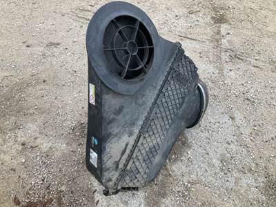 Freightliner Cascadia Air Cleaner / Air Filter Housing