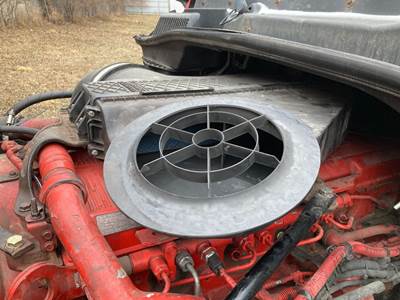 Freightliner Cascadia Air Cleaner / Air Filter Housing