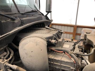 Freightliner Cascadia Air Cleaner / Air Filter Housing