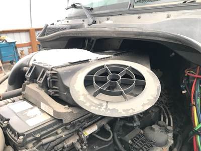 Freightliner Cascadia Air Cleaner / Air Filter Housing