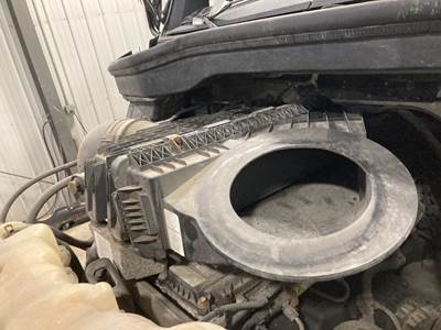 Freightliner Cascadia Air Cleaner / Air Filter Housing