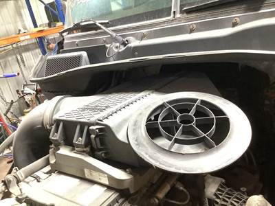 Freightliner Cascadia Air Cleaner / Air Filter Housing