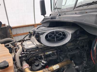 Freightliner Cascadia Air Cleaner / Air Filter Housing