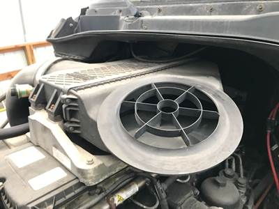 Freightliner Cascadia Air Cleaner / Air Filter Housing