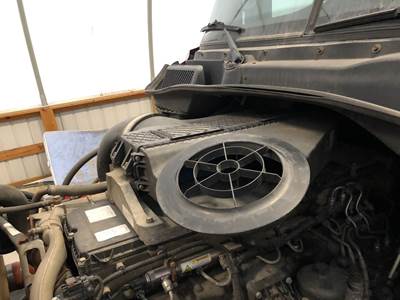 Freightliner Cascadia Air Cleaner / Air Filter Housing