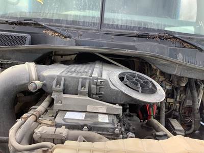 Freightliner Cascadia Air Cleaner / Air Filter Housing