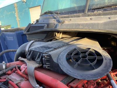 Freightliner Cascadia Air Cleaner / Air Filter Housing
