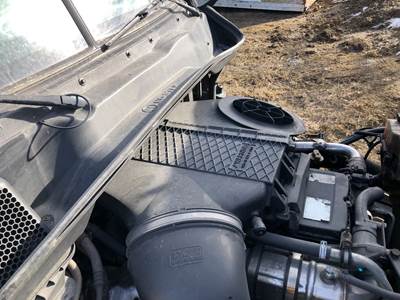 Freightliner Cascadia Air Cleaner / Air Filter Housing