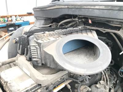 Freightliner Cascadia Air Cleaner / Air Filter Housing
