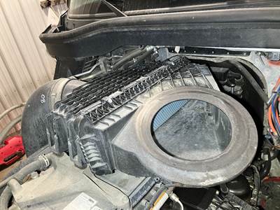 Freightliner Cascadia Air Cleaner / Air Filter Housing