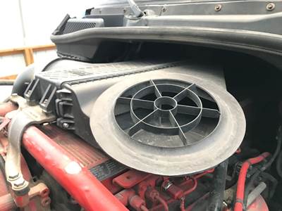 Freightliner Cascadia Air Cleaner / Air Filter Housing