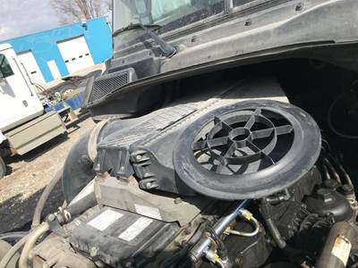 Freightliner Cascadia Air Cleaner / Air Filter Housing