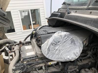 Freightliner Cascadia Air Cleaner / Air Filter Housing