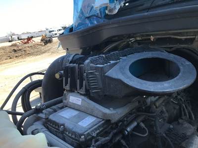 Freightliner Cascadia Air Cleaner / Air Filter Housing