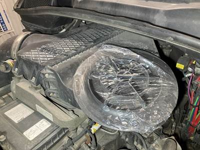 Freightliner Cascadia Air Cleaner / Air Filter Housing