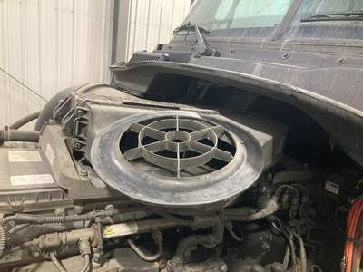 Freightliner Cascadia Air Cleaner / Air Filter Housing