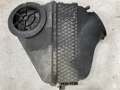 Freightliner Cascadia Air Cleaner / Air Filter Housing