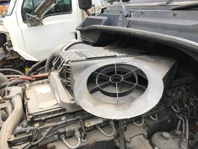 Freightliner Cascadia Air Cleaner / Air Filter Housing