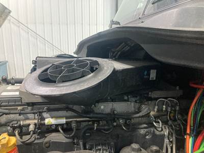 Freightliner Cascadia Air Cleaner / Air Filter Housing